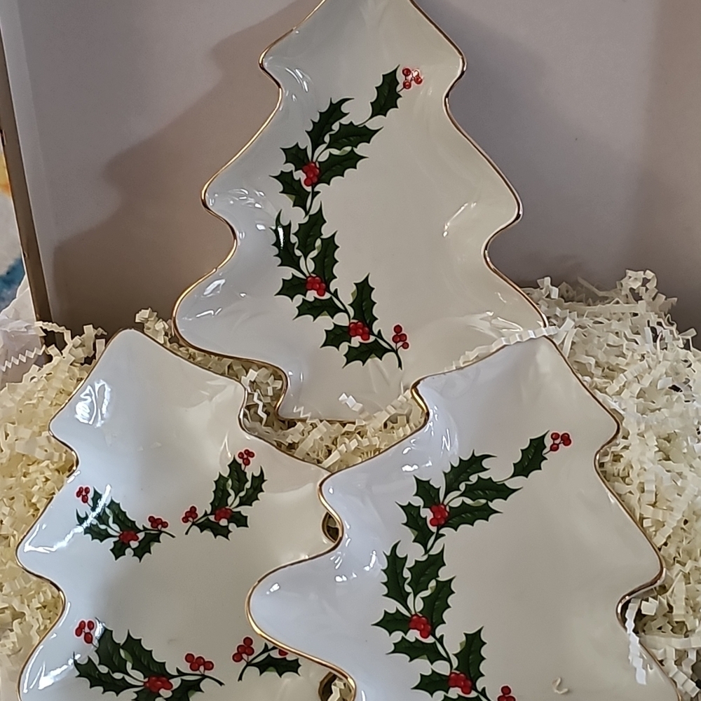 Set Of 3 All The Trimmings Festive Tree-Shaped Plates with Holly Design